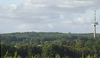 Blick von Osten auf den Falkenberg (rechts der Fernmeldeturm von Wardböhmen)