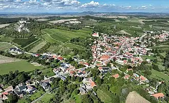 Falkenstein mit der Burg Falkenstein links im Hintergrund