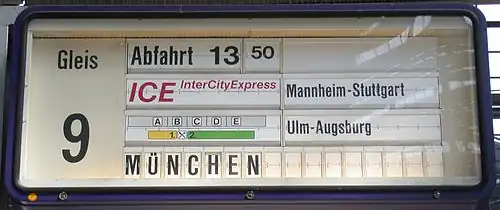 ICE auf alter Fallblattanzeige in Frankfurt Hbf
