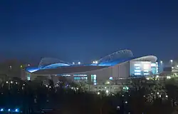 Das beleuchtete Stadion bei Nacht