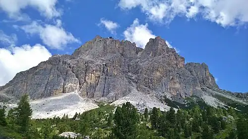 Blick vom Falzaregopass zur Bergstation der Seilbahn