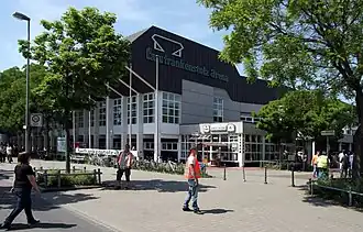 Die Außenansicht der Halle (Mai 2009)
