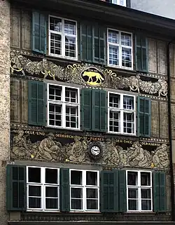 Fassade «zum Wolf» am Spalenberg 22 in Basel. Gemalt 1915 von Burkhard Mangold.
