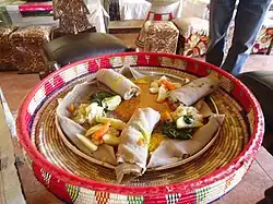 Äthiopisches Fasten­essen: Shiro, Mesir Wot, Spinat, Weiß­kraut, Kartoffeln mit Injera