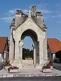 Gefallenendenkmal des Ersten Weltkrieges mit der Kapelle Saint-Clément