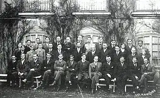 Die Vertrauensmänner der Fedrelandslaget bei einem Gruppenfoto von 1932. Parteimitglied Anders Lange sitzt vorn in der ersten Reihe, als zweiter von links.
