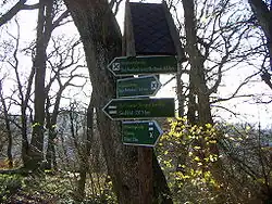 Fernwegweiser mit Kilometerangabe am Kyffhäuserdenkmal