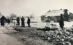 Deutscher Feldfriedhof (Sowjetunion). Um das Graben in dem gefrorenen Boden zu ermöglichen, wurden zuvor über den Grabstellen Feuer angezündet.