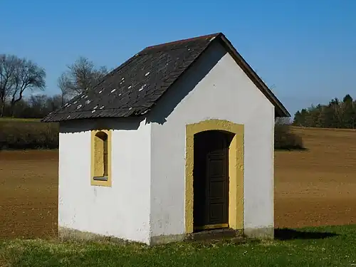 Die außerorts gelegene Feldkapelle