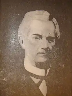 Gesicht und oberer Brustkorb der Lemmaperson von vorne in schwarzweiß.