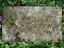 Felix Burckhardt-Schmid (1906–1992) Jurist, Dichter. Esther Elisabeth (1913–1998). Peter Schmid-Fehr (1879–1939) Jurist. Elisabeth, geborene Fehr (1881–1970). Andree Schmid-Mühlethaler (1910–1992), Hans Peter. Familiengrab auf dem Friedhof am Hörnli. Grab-Skulptur von Alexander Zschokke (1894–1981) Bildhauer