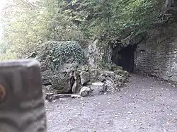 Ausgang der Parkhöhle mit Felsenquelle