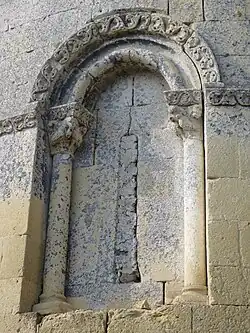 Romanisches Fenster der Apsis