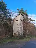 Im Eingangsbereich des Steinbruchgeländes findet sich dieser alte Stromturm