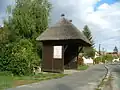 Bushaltestelle mit Reetdach