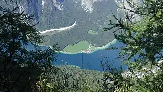 Blick hinunter auf St. Bartholomä (Höhenunterschied ~1100 m)