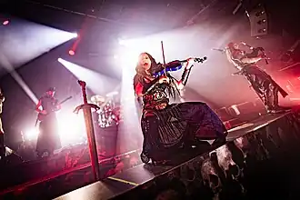 Geigerin und Drehleierspielerin Johanna alias Stephanie Pracht