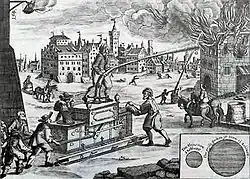 Ein Kupferstich von einer Feuerlöschung. Ein Mann steht auf einem Löschgerät und hält ein Schlauch mit Wasserfontäne nach rechts zum brennenden Haus. Weitere Männer gießen Wasser nach und kurbeln. Im Hintergrund ist eine Stadt zu sehen.