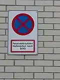 Zeichen 283, mit Zusatzschild Feuerwehrzufahrt Halteverbot nach StVO nach DIN 4066-2, ohne ausstellende Behörde und ohne Dienstsiegel