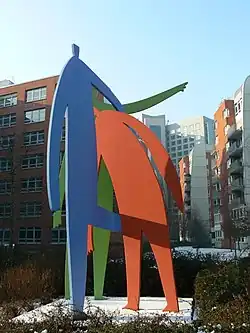 Mehrfarbige Figurengruppe vom Düsseldorfer Künstler Klaus Richter vor Hochhausgruppe der ABC West