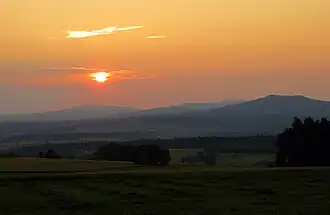 Fichtelgebirge (v. l. n. r.) Ochsenkopf 1024 m, Schneeberg 1051 m, Kösseine 939 m