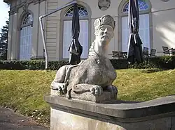 Sphinx am Treppenaufgang