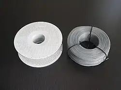 Geschlossene Leerspule und aus der Verpackung entferntes Refill-Bündel