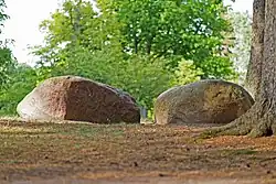 Zwei erratische Blöcke am Ende der Rodelbahn