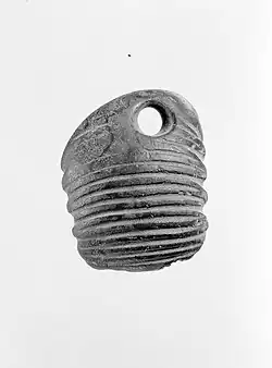 durchlochter Trilobit, Grab D43