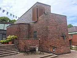 Ein roter Backsteinbau mit einer Rundung an der Front