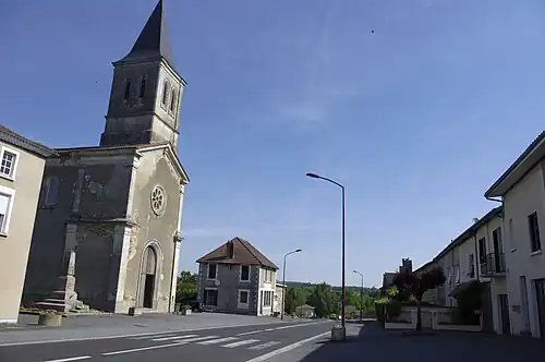 Ortszentrum mit Kriegerdenkmal, Kirche Saint-Étienne und Mairie