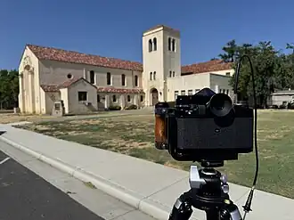 Links: Die First United Methodist Church in Willows, Kalifornien, aufgenommen mit einer Pentax 67 und dem SMC Pentax 67 55mm f/4 auf Kodak Portra 160. Rechts: Ansicht der Aufnahmesituation (iPhone 15 Pro).