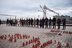 Gedenken den Opfern auf dem Bahnhofsvorplatz am ersten Jahrestag des Angriffs