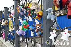 Kuscheltiere an einem Zaun am ersten Jahrestag des Angriffs