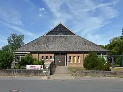 Das Bild zeigt die profanierte katholische Kirche „Maria Königin des Friedens“ in Fischbeck (Weser), die inzwischen in einen katholischen Kindergarten umgebaut wurde.