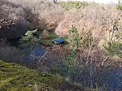 Im Steinbruch hat sich ein See gebildet, der als Fischteich genutzt wird