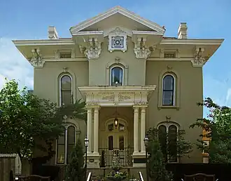 Symmetrisch mit Zentralgiebel