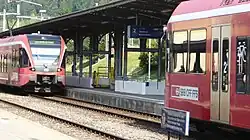 Der Abfahrtsanzeiger weist auf die Fahrt des vorderen Zugteils nach Tavannes–Malleray-Bévilard hin.