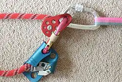 Mit Rolle und Seilklemme