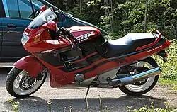 CBR 1000 F (SC21), die als einer der ersten Joghurtbecher gilt, gut zu erkennen ist, dass die Verkleidung fast alle Teile der Maschine verdeckt