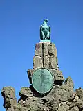 Adlerskulptur mit Bronzetafel (Vorderseite)