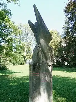 Fliegerdenkmal (1968) in Solothurn von Hans Borer (1924–2002). Im Gedenken an neun Flugpioniere des Kantons Solothurn: Theodor Borrer, Werner Bodmer, Alexander Frei, Paul Ziegler. Gottfried Gueniat, Eugen Bouché, Max Cartier, Ernst Gerber, Adolf Schädler.