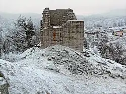 Der vorgelagerte Wehrturm von der Mauer der Burg aus.