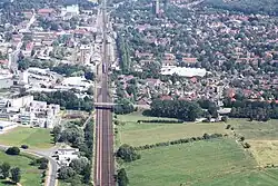 Oben der Bahnhof Leer und darüber die rechts abzweigende Strecke nach Oldenburg