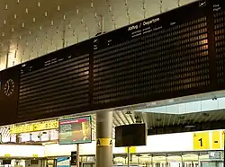Leere Anzeigetafel auf dem leeren Flughafen Hannover-Langenhagen, April 2020