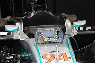 Detailaufnahme von Lenkrad und Cockpit bei einer Demofahrt in Goodwood
