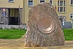 Marmorskulptur „Focus of Life“ auf dem Kirchplatz