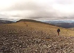 Blick entlang des vom Càrn Liath kommenden Grats nach Westen zum Gipfel des Stob Poite Coire Ardair