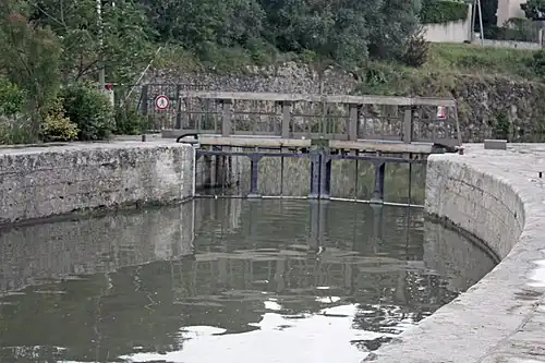 Eine Schleuse der Schleusentreppe Fonserannes am Canal du Midi (FR)