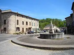 Dorfplatz mit dem Brunnen Le Griffoul (17. Jahrhundert)